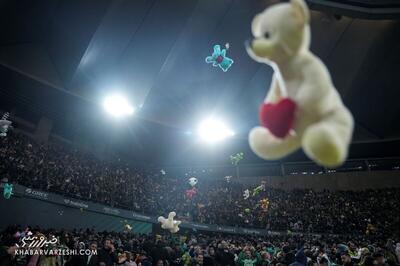 بارش اسباب‌بازی در ورزشگاه+عکس