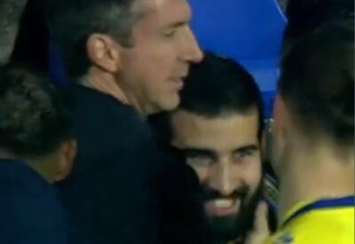 تقدیر بازیکنان آروکا از هواداری که 1400 کیلومتر برای تشویق آن‌ها سفر کرده بود