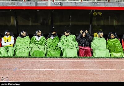 حمایت پرشورها از تراکتور در شب سرد تبریز/ تدبیر بازیکنان الدحیل برای فرار از سرما - تسنیم