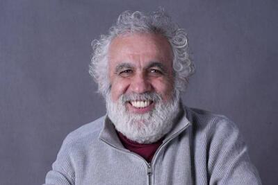 علیرضا کوشک‌جلالی، نمایش «پابرهنه، لخت، قلبی در مشت» را به صحنه می‌برد