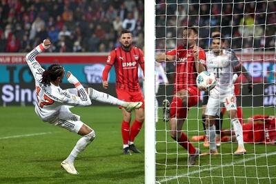 بایرن، پادشاه بی‌رقیب: صدر یک لحظه رها نمی‌شود