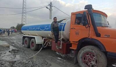  آب‌رسانی سریع تانکر آب آستان قدس رضوی در مناطق سیل‌زده شهرستان سیریک
