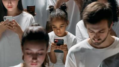 چگونه وابستگی کودک به موبایل را کم کنیم؟ | ۱۰ راهکار واقعی بدون تهدید، گریه یا دعوا ! دکتر پریسا کربلایی حسنی پاسخ می دهد