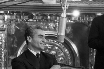 استایل محمدرضا پهلوی در حال ورود به سفارت ایران در لندن؛ سال ۱۳۳۸