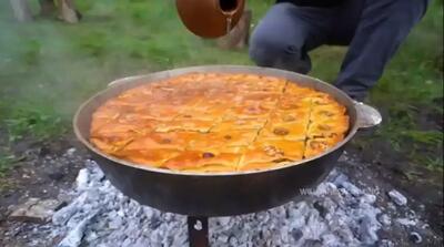  تهیه باقلوا با گردوی تازه در غذای روستایی آذربایجان (فیلم)