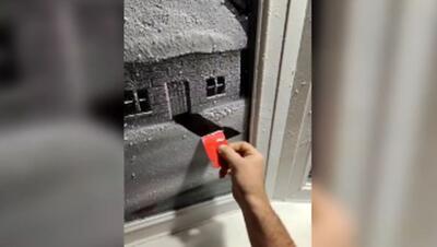  هنرمند بریتانیایی با اسپری برف، پنجره‌ها را نقاشی می‌کند!