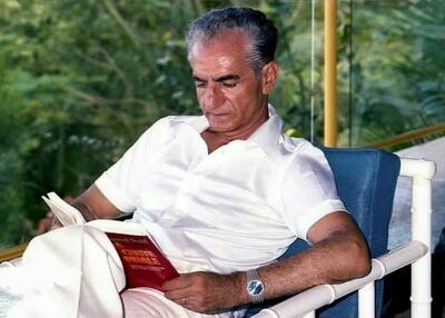 استایل محمدرضا پهلوی در حال ورود به سفارت ایران در لندن؛ سال ۱۳۳۸