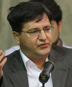  احمد عزیزی چهره ماندگار شعر انقلاب است