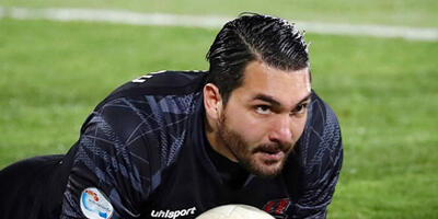  علیرضا حقیقی با استایل رسمی رخ نمود و ثابت کرد که هنوز هم خوش‌تیپ است! - چی بپوشم