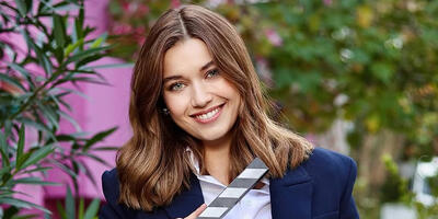  سیران مشهور عمارت چهره برند ایتالیایی شد! آفرا ساراچ‌اوغلو با جواهرات بولگاری - چی بپوشم