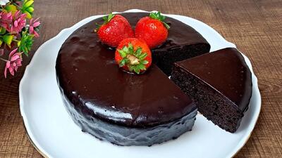  طرز تهیه کیک شکلاتی بدون فر و همزن برقی با سس شکلاتی بدون شکلات و خامه !
