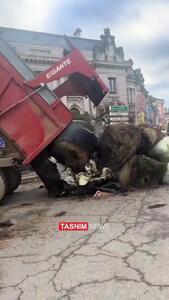 اعتراض جنجالی کشاورزان؛ ساختمان‌های دولتی با کاه مسدود شد! + ویدیو