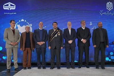 اهدای نشان افتخار و حمایل به مدیرعامل بانک ملی - اکونیوز