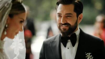 مینای ساده و دلنشین بهرام رادان با مانتو سفید و راز دسته گل زنبق!