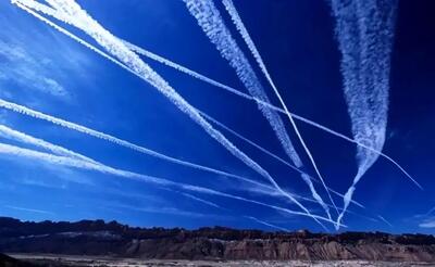 خط‌های سفید در آسمان تهران/ علت چیست؟