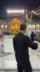 شب یلدا 1404: مهدی ماهانی بازیگر سریال ستایش با یک انار در حرم امام رضا (ع)