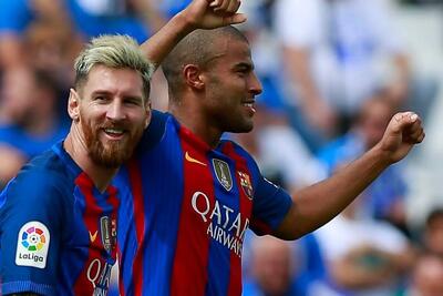 رسمی؛ رافینیا کفش‌هایش را آویخت