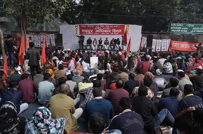 تداوم اعتراض کارگران هندی به تغییر قوانین کار/ زنان و کودکان در صف اول ایستادند