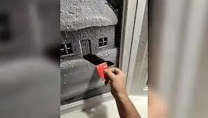 هنرمند بریتانیایی با اسپری برف، پنجره‌ها را نقاشی می‌کند/ ویدئو