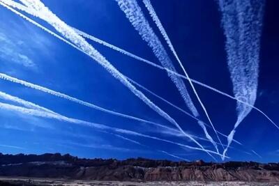 خط‌های سفید در آسمان تهران/ چرا آسمان پاییز و زمستان خط‌خطی‌تر است؟ 