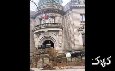 این ساختمان های دولتی با کاه مسدود شدند! + ویدئو | ماجرا چه بود؟ - مجله اینترنتی کولاک