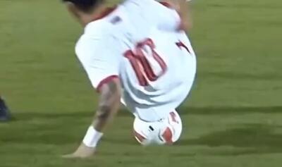 حرکت تکنیکی عجیب و جالب با عضو نامتعارف بدن در فوتبال ویتنام - پارس فوتبال