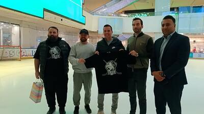 حضور اوسمار روی پیست هاکی روی یخ ایرانمال - پارس فوتبال