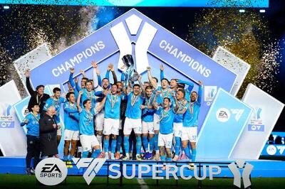 سیگار کشیدن لوکاکو، مک تومینای و رفقا پس از قهرمانی ناپولی / عکس - پارس فوتبال