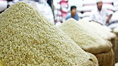 واقعیت ماجرای ریختن برنج های دپو شده به دریا در بندر شهید رجایی / رئیس دادگستری هرمزگان تشریح کرد