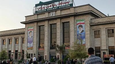 اعتراض مسافران به مدیریت شرکت راه آهن / مسافران تهران-رشت سردرگم شدند + فیلم