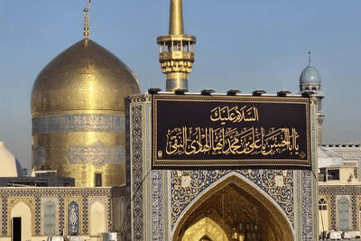 تعویض پرچم گنبد مطهر امام‌رضا(ع) در آستانه سالروز شهادت امام‌هادی(ع)
