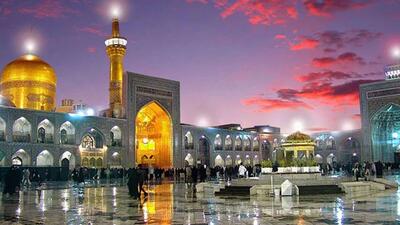  تعویض پرچم گنبد مطهر امام رضا علیه السلام با نزدیک شدن به ایام عزاداری امام هادی (ع)