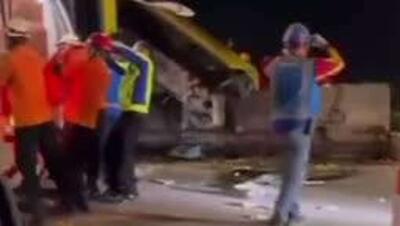  صبح دوشنبه حداقل 16 نفر در یک تصادف دلخراش اتوبوس در خروجی عوارضی در کراپیاک، سمارانگ، استان جاوه مرکزی، اندونزی کشته شدند