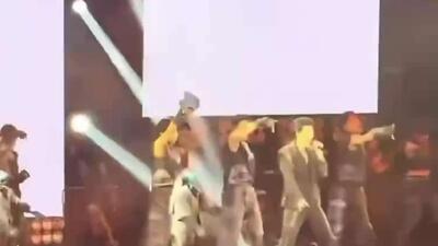  همراهی ربات‌های چینی در کنسرت یک خواننده مشهور