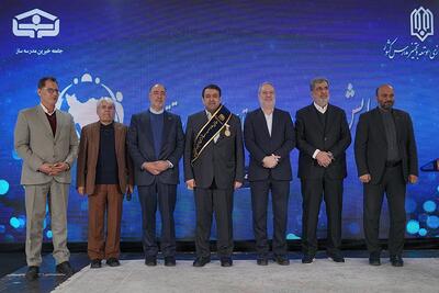 نشان افتخار و حمایل «حامی مدرسه‌سازی ایران» به مدیرعامل بانک ملی