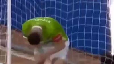 پاشیده شدن شعله‌های آتش به چشم فوتسالیست