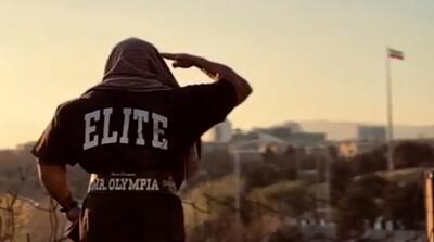 احترام نظامی هادی چوپان به پرچم ایران حین تمرین