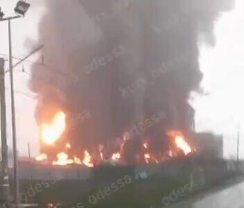 در پی حمله روسیه، آتش‌سوزی گسترده‌ای در بزرگترین بندر اوکراین رخ داد