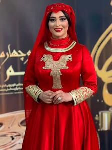 لباس متفاوت و خاص همسر امید معلم در جشن حافظ