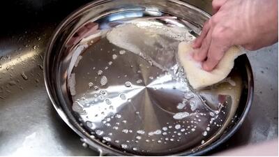  تو دو ثانیه و با یه ترفند کوچیک کف قابلمه استیل رو مثل روز اولش کن