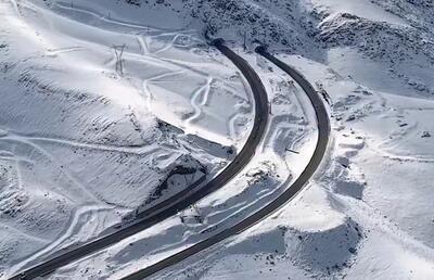 بارش سنگین برف، گردنه «رخ» چهارمحال و بختیاری را سفیدپوش کرد (فیلم)