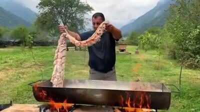  راز پخت غذای روستایی آذربایجان با ماهی سالمون (فیلم)