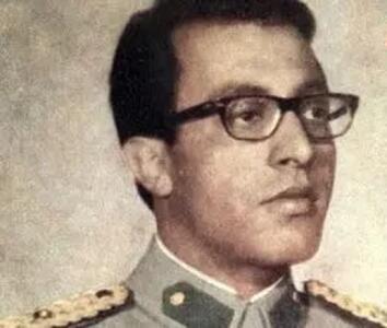 احمدشاه ، آخرین ولیعهد افغانستان در کنار همسرش؛ دهه ۴۰ شمسی (عکس)