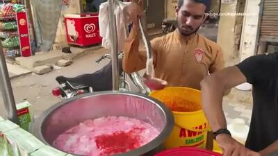  شربت نیشکر خنک؛ طعم غذای خیابانی کراچی پاکستان (فیلم)
