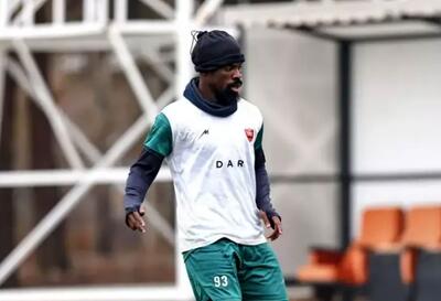 پرسپولیس مدافع جنجالی‌اش را کنار می‌گذارد؟