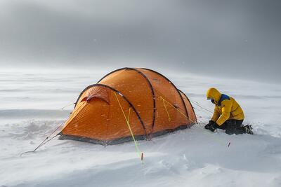  راهنمای انتخاب کاپشن کوهنوردی زمستانی و چادر کوهنوردی مناسب برای فصل سرما