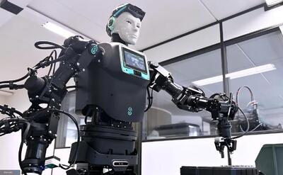 روبات انسان‌نما برای نخستین بار وارد کارخانه‌های نیمه‌هادی شد