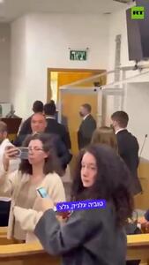 ببینید/ درگیری در جلسه محاکمه نتانیاهو/ نگران نباشید این دولت مبارز دارد نه انگل‌هایی مثل شما که در آکواریوم زندگی می‌کنند!