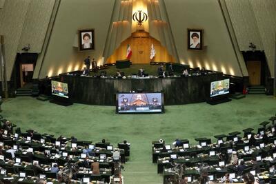  نماینده زن مجلس معترض شد/ اینکه می‌گویند زن باید ۲ سال از زوجه‌اش جدا زندگی کند تا بتواند طلاق بگیرد؛ آیا این فسادزا نیست؟+ فیلم