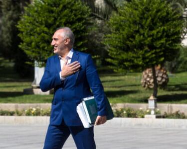 رئیس سازمان برنامه هم‌زمان با افزایش بودجه صداوسیما و نهاد‌های دیگر: مالیات ارزش افزوده را زیاد کردیم تا کسی که کت‌ و شلوار ۵۰ میلیونی می‌گیرد، ۲ درصد هم به قشر ضعیف بدهد!